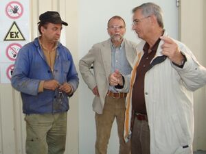 Johannes Förster (r.) und Ludwig Berthold im Gespräch. Im Hintergrund steht Dr. Peter Diedrich (Bild Chr. Repkewitz)